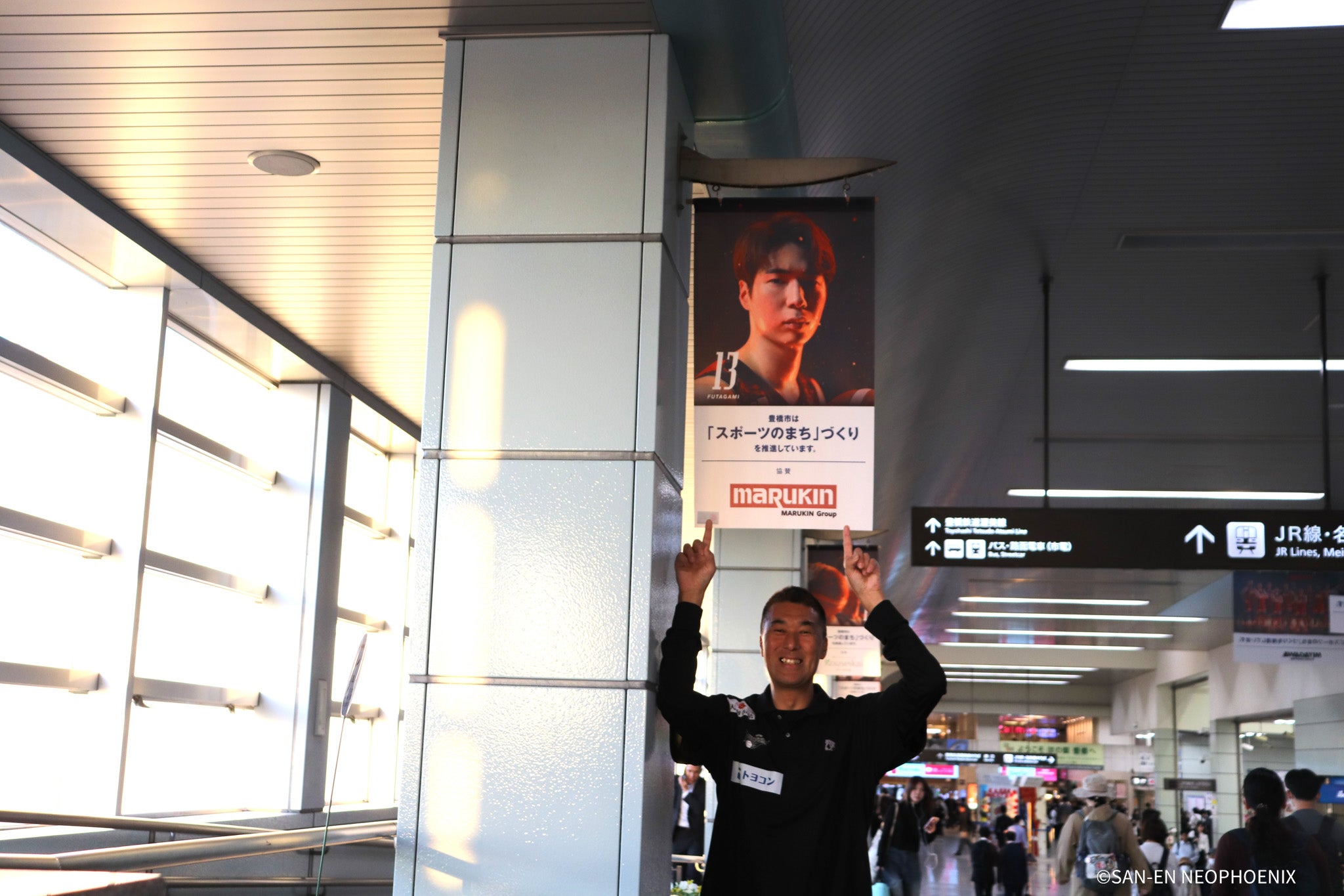 豊橋駅東西連絡通路に新デザインの「三遠ネオフェニックス応援フラッグ」掲出！